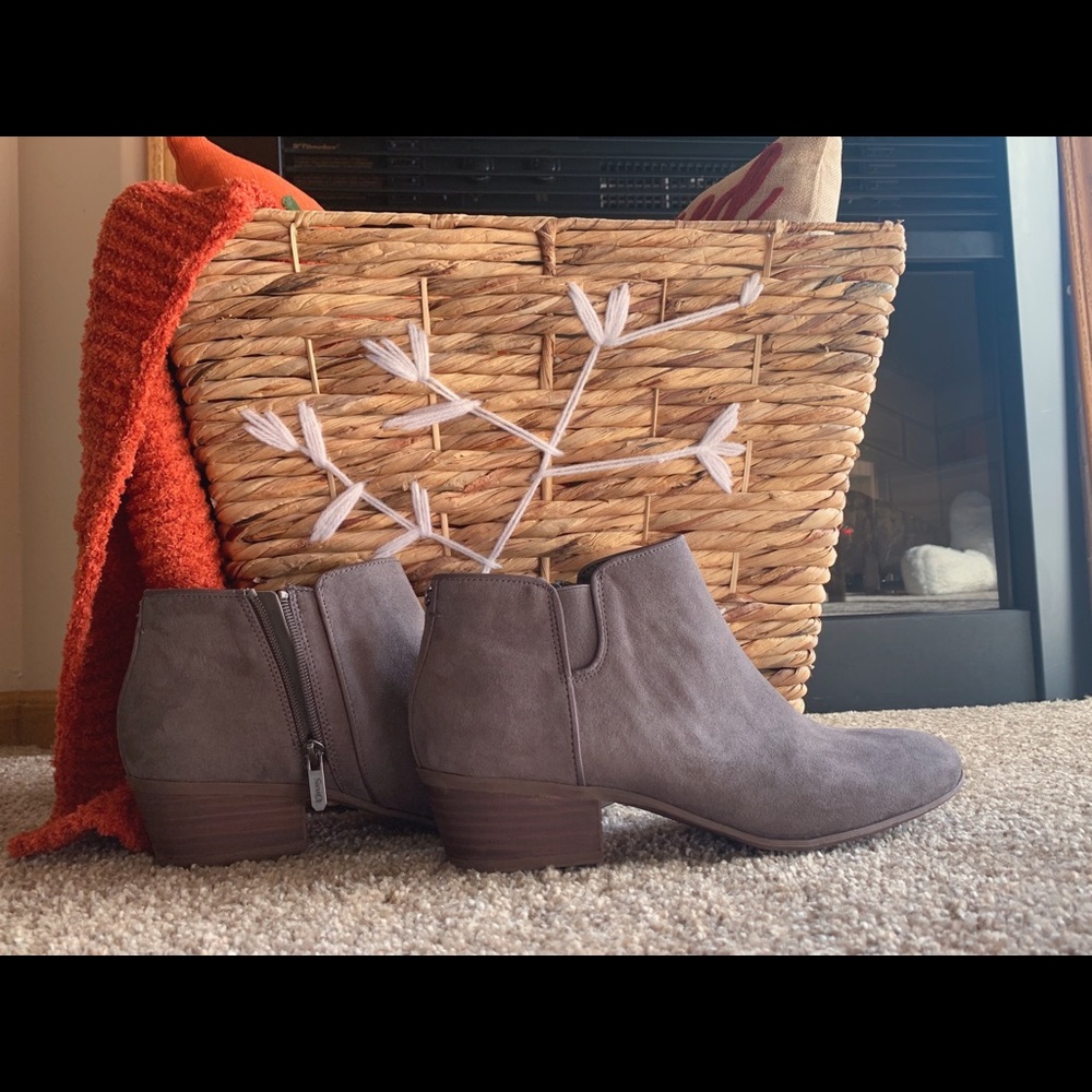 Women’s ankle booties